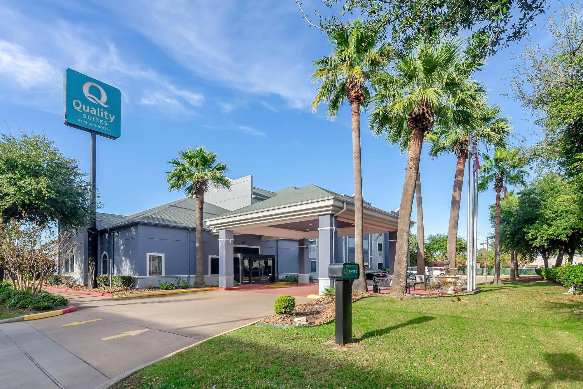 Where to Stay Near Steeplechase Shopping Center: 7 Best Business Hotels