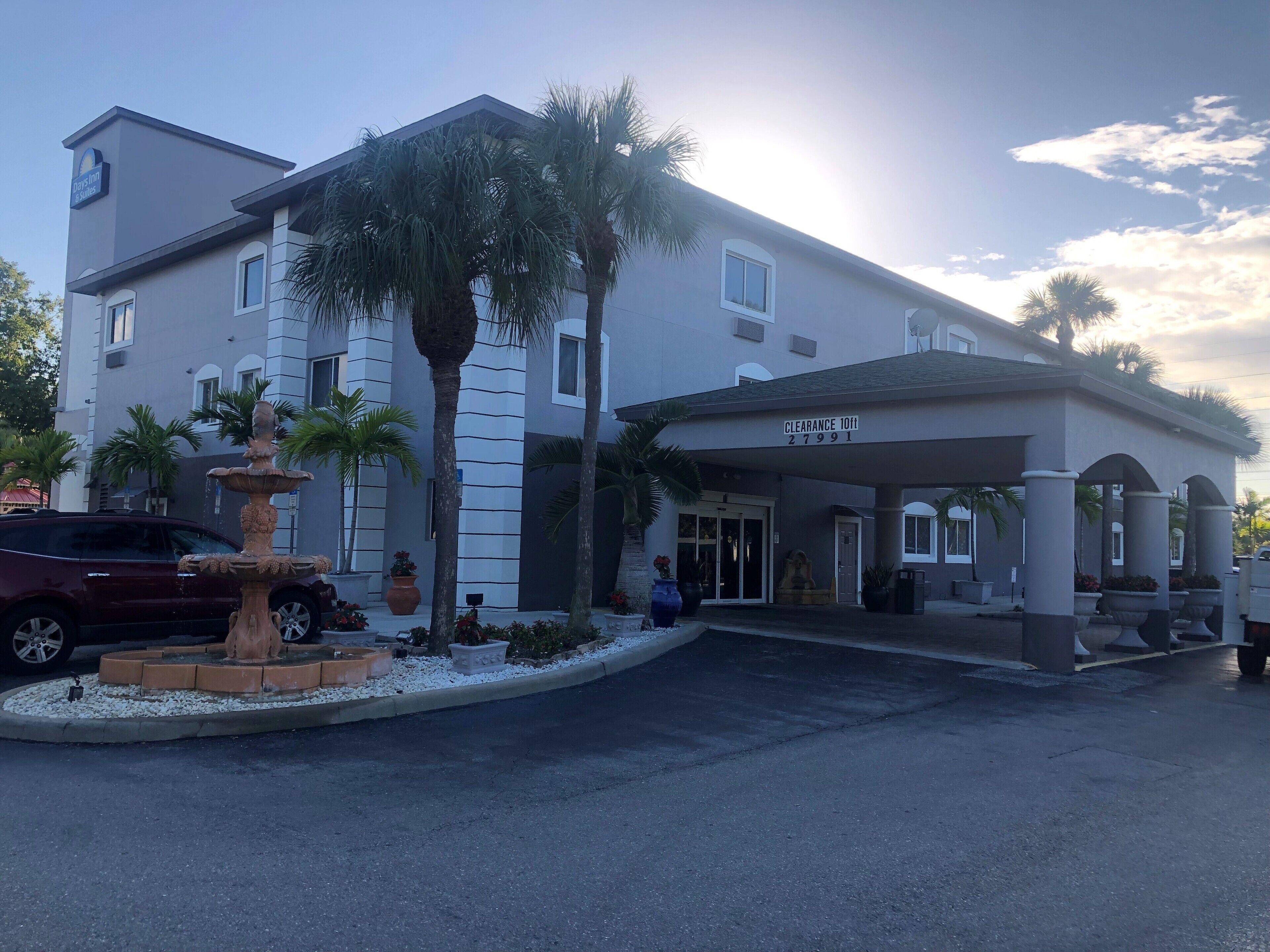 4 Three-Star Hotels Near Hodges University That Deliver