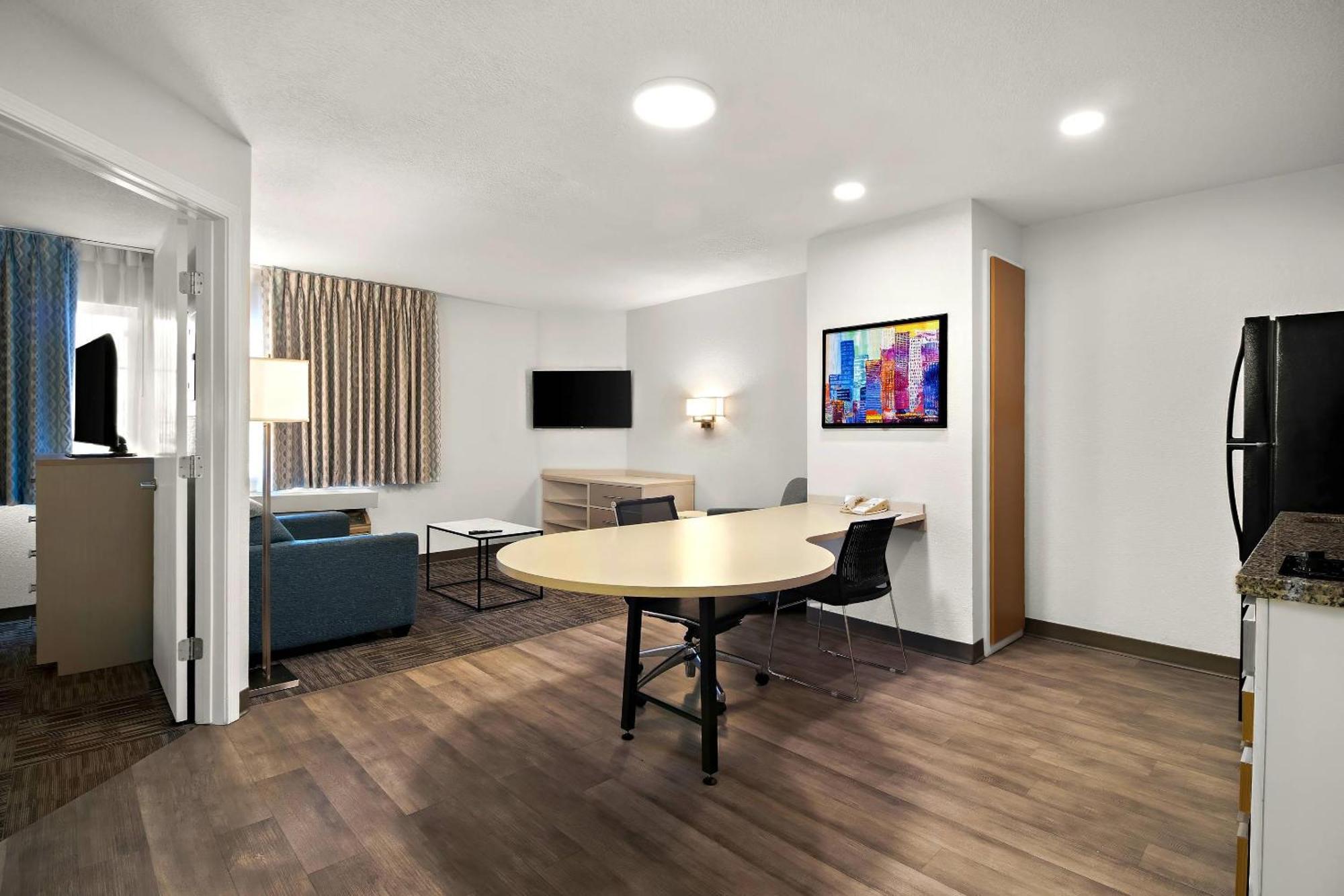 Best 4 Hotels Near Hollie Anna Shopping Center for Easy Access
