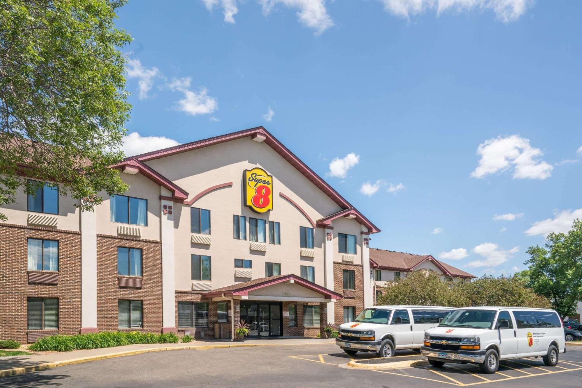 Where to Stay Near Great Wolf Lodge: 4 Airport Hotels in Bloomington