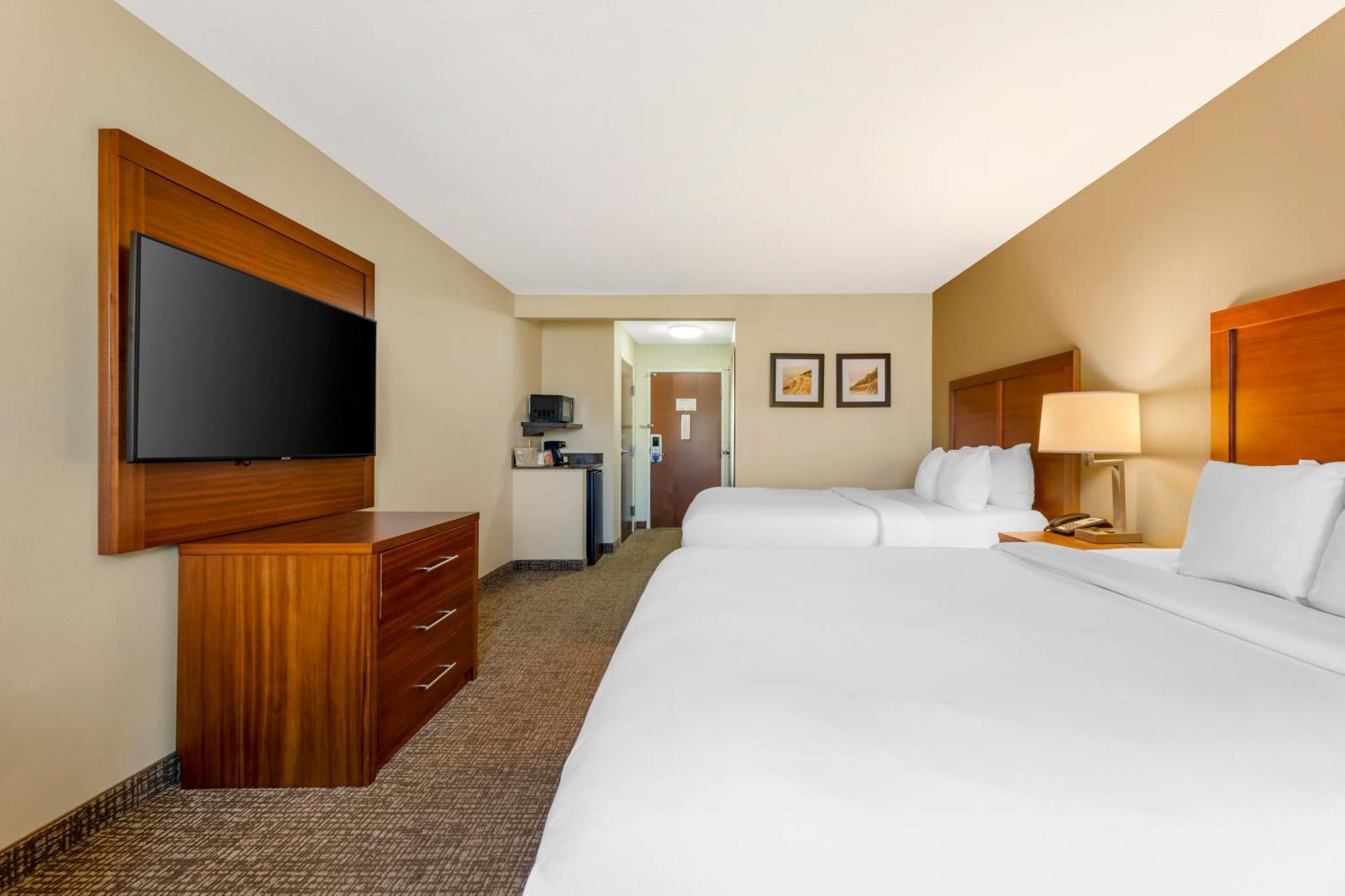 Staying Near Lake Michigan: 11 Comfort Inn Hotels Compared