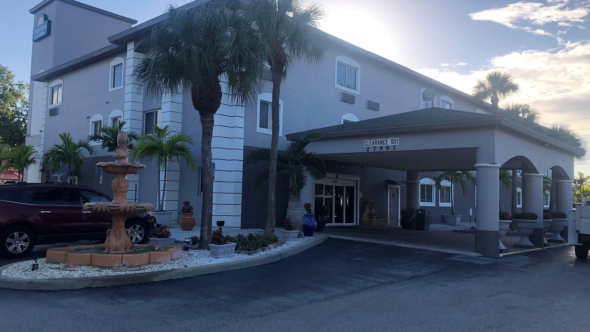 4 Three-Star Hotels Near Hodges University That Deliver