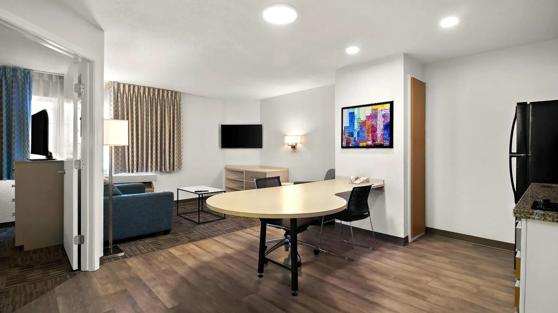 Best 4 Hotels Near Hollie Anna Shopping Center for Easy Access