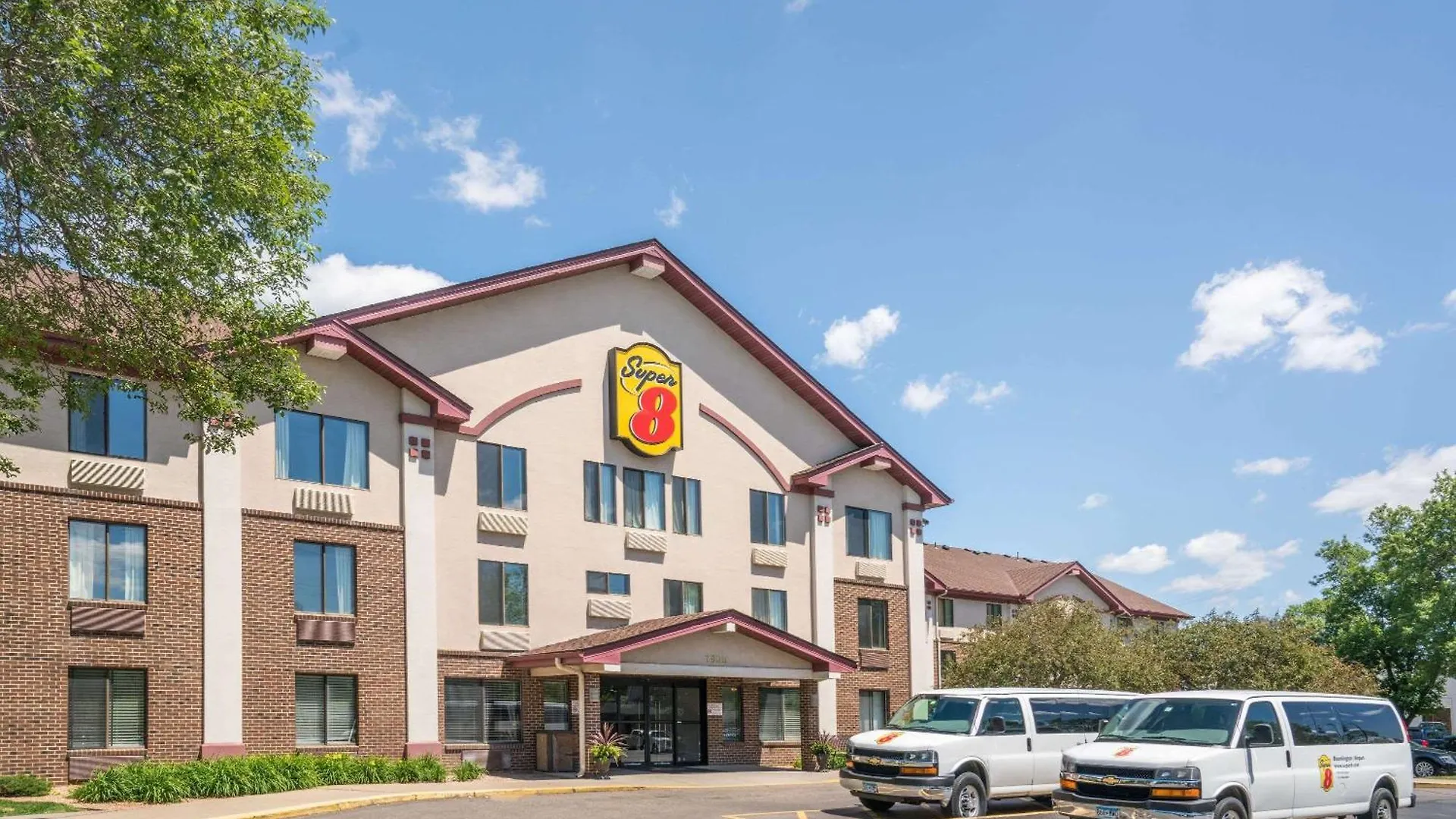 Where to Stay Near Great Wolf Lodge: 4 Airport Hotels in Bloomington