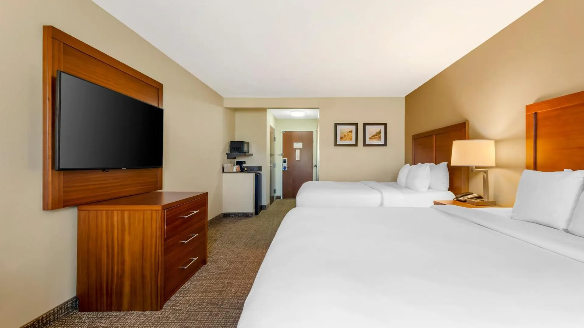 Staying Near Lake Michigan: 11 Comfort Inn Hotels Compared